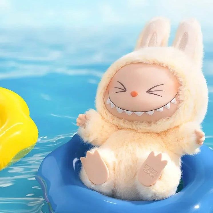 Sisi le lapin somnolent – ​​Porte-clés en peluche « Asseyez-vous » (Édition beige crème)